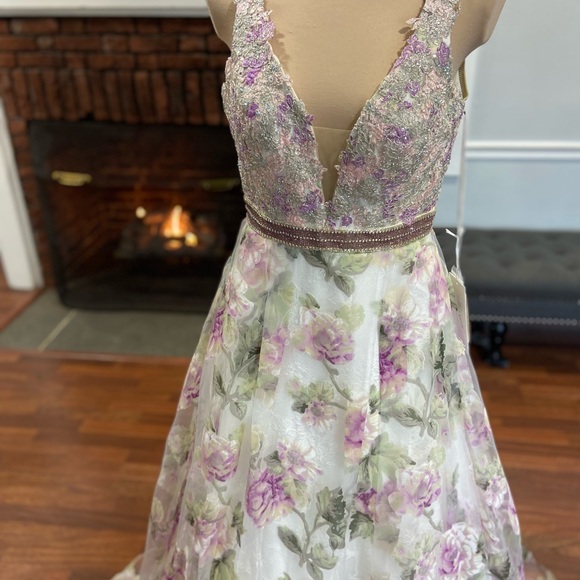 NWT Ellie Wilde sz 10 Purple, Pink and Green Sleeveless V-Neck Gown for Prom - Picture 8 of 12